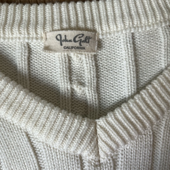 Brandy melville white sweater, amazing condition and looks great on - Picture 2 of 2